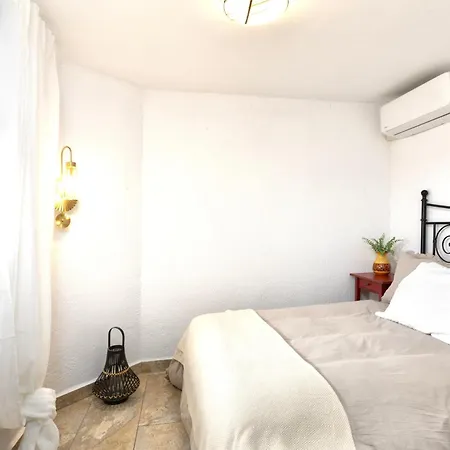 Sea View Pool 2km To Cala Canyelles Fully Air Conditioned King Queen Quality Beds Bbq Tatil Evi