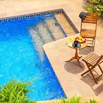 Semesterbostad Sea View Pool 2km To Cala Canyelles Fully Air Conditioned King Queen Quality Beds Bbq *