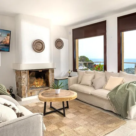Casa vacanze Sea View Pool 2km To Cala Canyelles Fully Air Conditioned King Queen Quality Beds Bbq Lloret de Mar