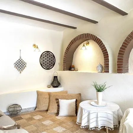 Casa vacanze Sea View Pool 2km To Cala Canyelles Fully Air Conditioned King Queen Quality Beds Bbq