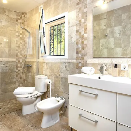 Sea View Pool 2km To Cala Canyelles Fully Air Conditioned King Queen Quality Beds Bbq Будинок відпочинку