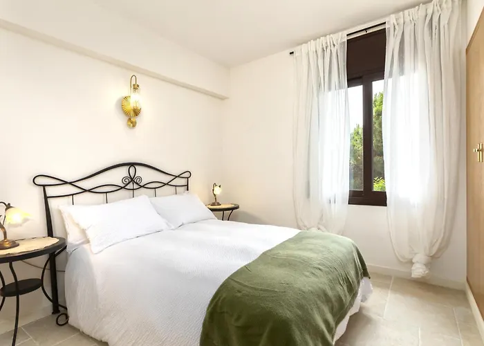 Sea View Pool 2km To Cala Canyelles Fully Air Conditioned King Queen Quality Beds Bbq Holiday home Lloret de Mar