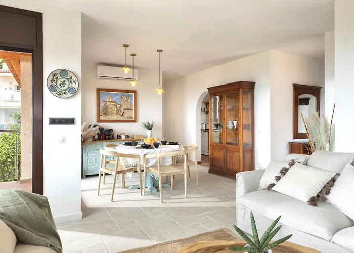 Holiday home Sea View Pool 2km To Cala Canyelles Fully Air Conditioned King Queen Quality Beds Bbq