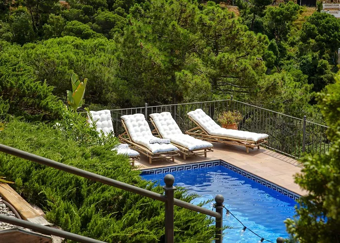 Holiday home Sea View Pool 2km To Cala Canyelles Fully Air Conditioned King Queen Quality Beds Bbq *