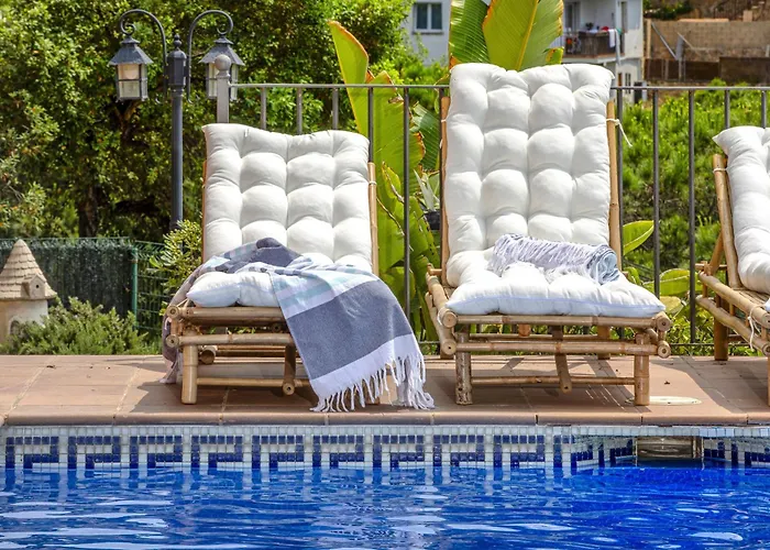 Sea View Pool 2km To Cala Canyelles Fully Air Conditioned King Queen Quality Beds Bbq