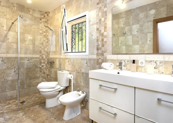 Sea View Pool 2km To Cala Canyelles Fully Air Conditioned King Queen Quality Beds Bbq Holiday home