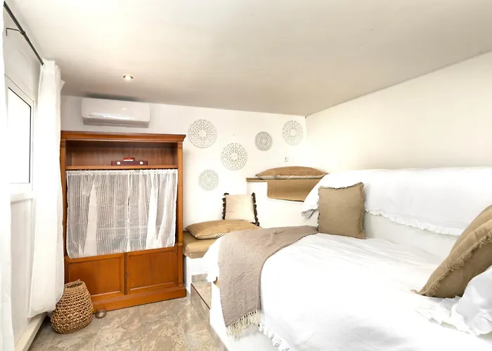 Sea View Pool 2km To Cala Canyelles Fully Air Conditioned King Queen Quality Beds Bbq Holiday home