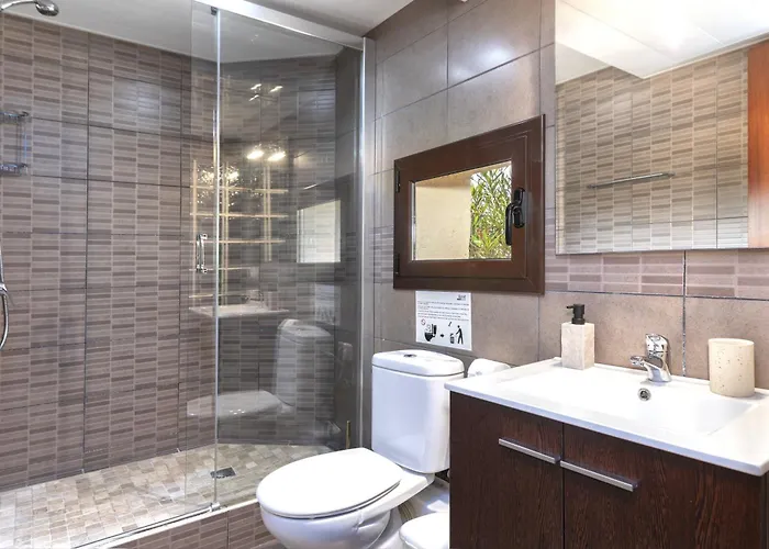 Dom wakacyjny Sea View Pool 2km To Cala Canyelles Fully Air Conditioned King Queen Quality Beds Bbq Lloret de Mar