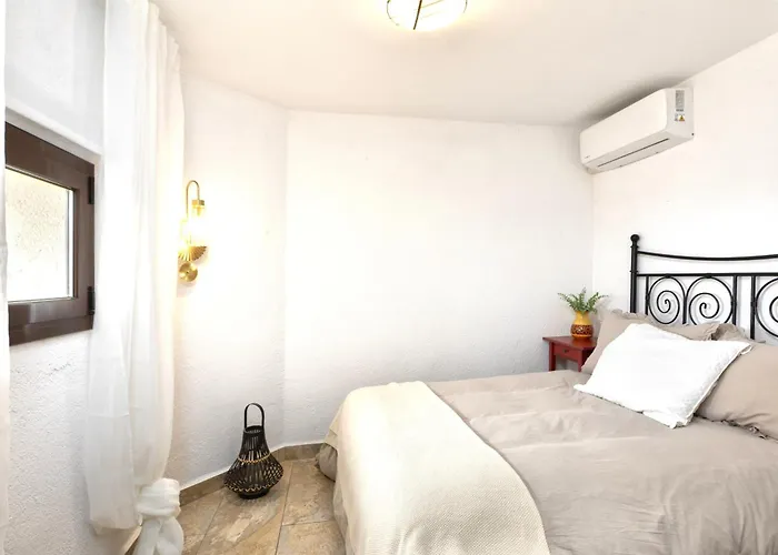 Sea View Pool 2km To Cala Canyelles Fully Air Conditioned King Queen Quality Beds Bbq Dom wakacyjny