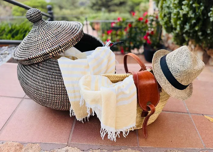 Sea View Pool 2km To Cala Canyelles Fully Air Conditioned King Queen Quality Beds Bbq Сasa de vacaciones *