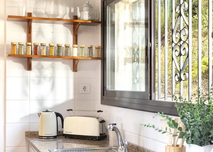 Sea View Pool 2km To Cala Canyelles Fully Air Conditioned King Queen Quality Beds Bbq Сasa de vacaciones *