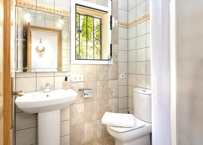 Sea View Pool 2km To Cala Canyelles Fully Air Conditioned King Queen Quality Beds Bbq Сasa de vacaciones