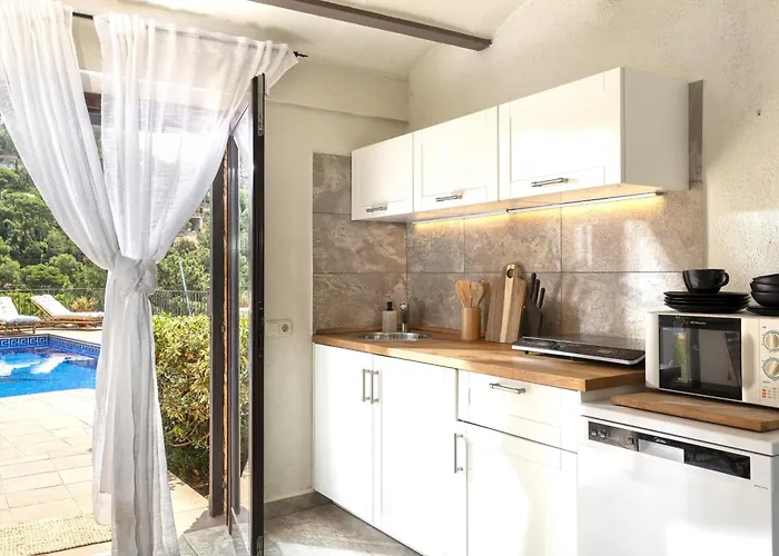 Sea View Pool 2km To Cala Canyelles Fully Air Conditioned King Queen Quality Beds Bbq * Lloret de Mar